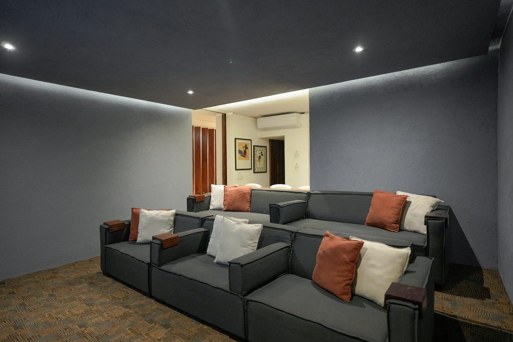 Sala de cine con sofá modular para todo el grupo en Casa Corazón