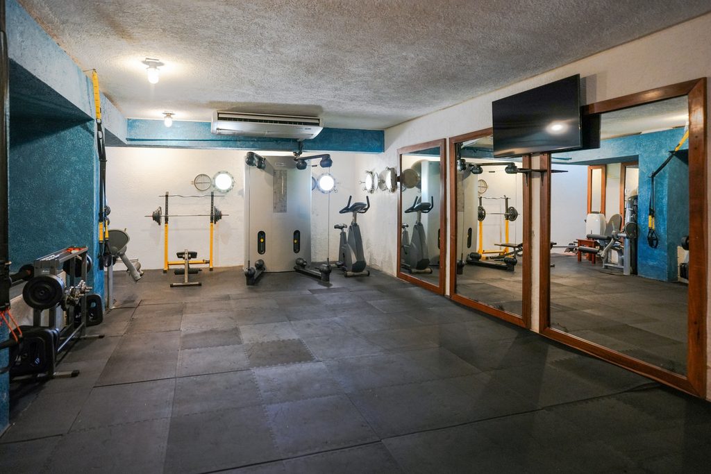 Gimnasio equipado con vista al jardín en Casa Corazón, Playacar Fase 1