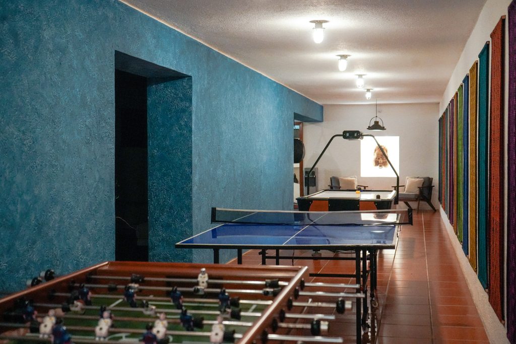 Sala de juegos con futbolito y mesa de ping-pong en Casa Corazón, pensada para grupos