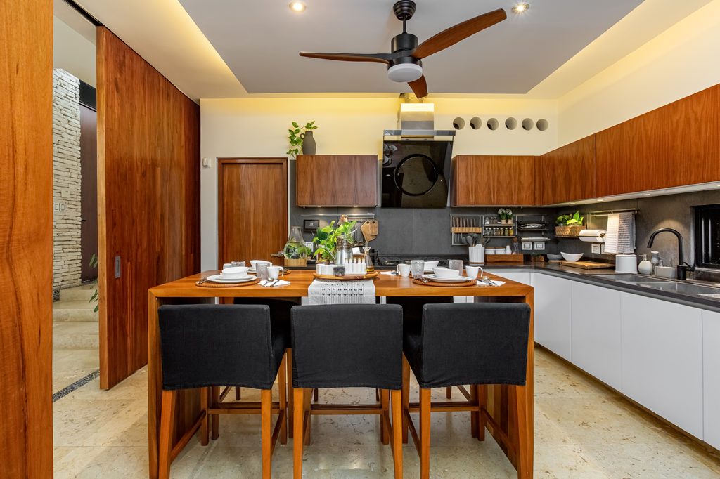 Cocina equipada con isla de madera y desayunador en Casa de las Estrellas