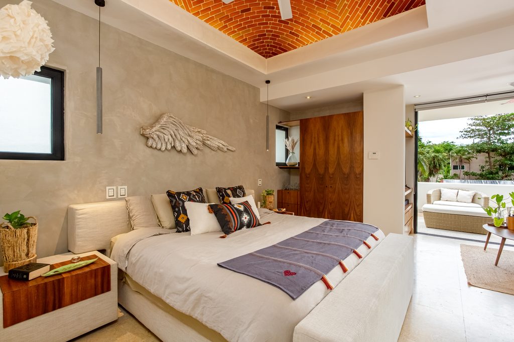 Habitación master con techo de madera y salida a la terraza en Casa de las Estrellas