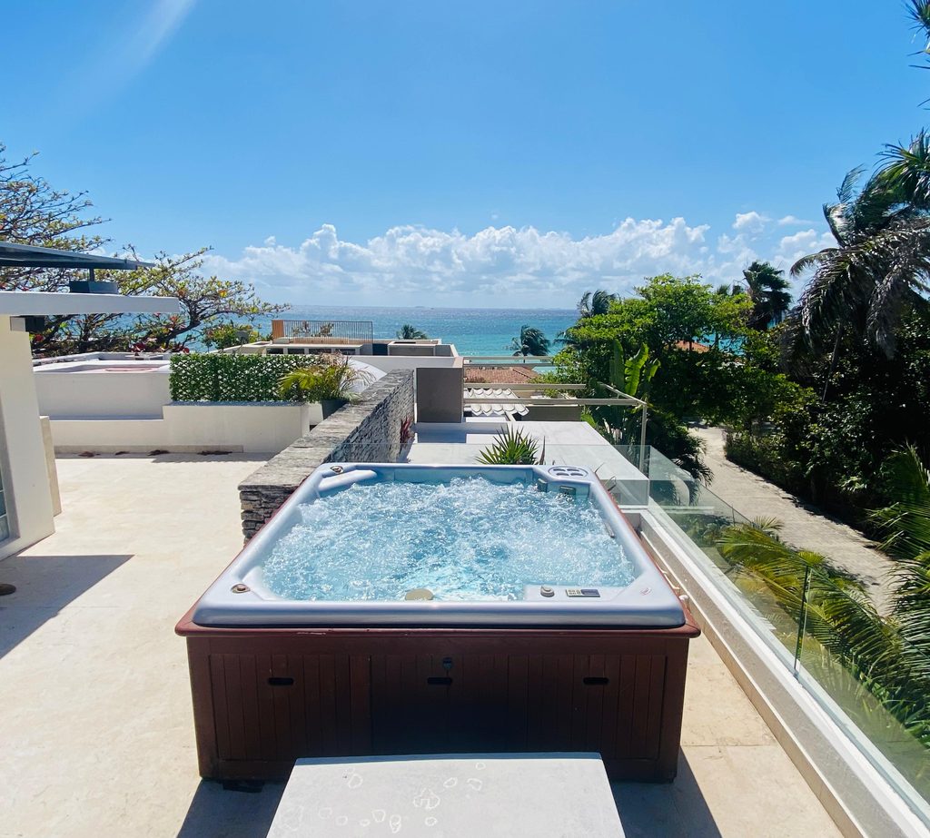 Jacuzzi en el rooftop de Casa de las Estrellas con vista al Mar Caribe, Playacar