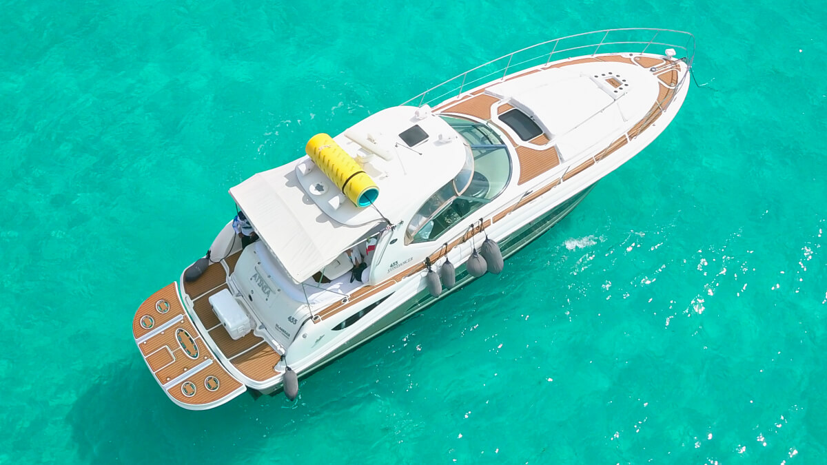 Yate privado de 46 pies navegando el Caribe mexicano desde Playa del Carmen
