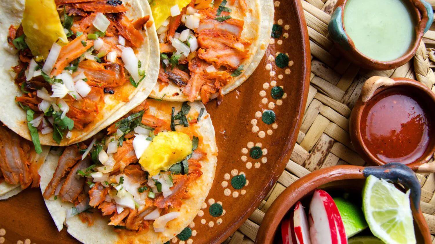Mesa decorada para noche mexicana con platillos tradicionales