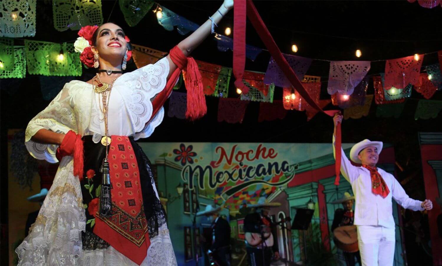 Mariachis tocando en vivo durante la noche mexicana de Casa Corazón