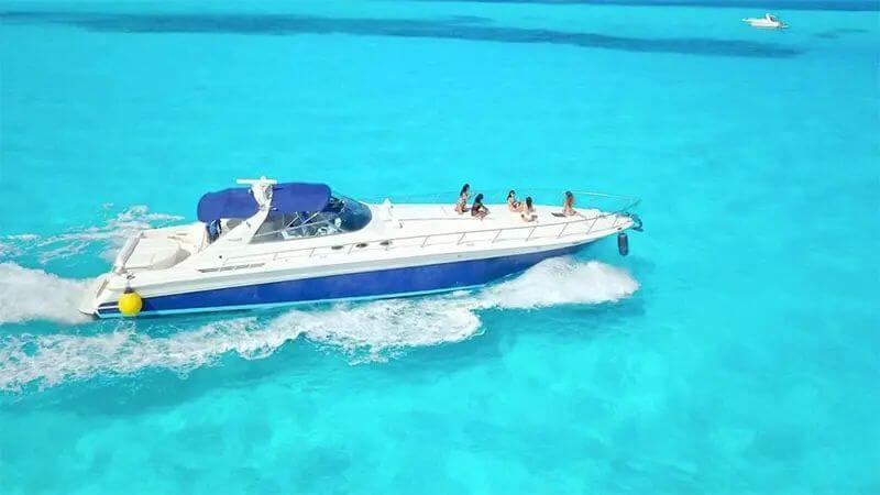Yate de 54 pies navegando cerca de Cancún para renta privada