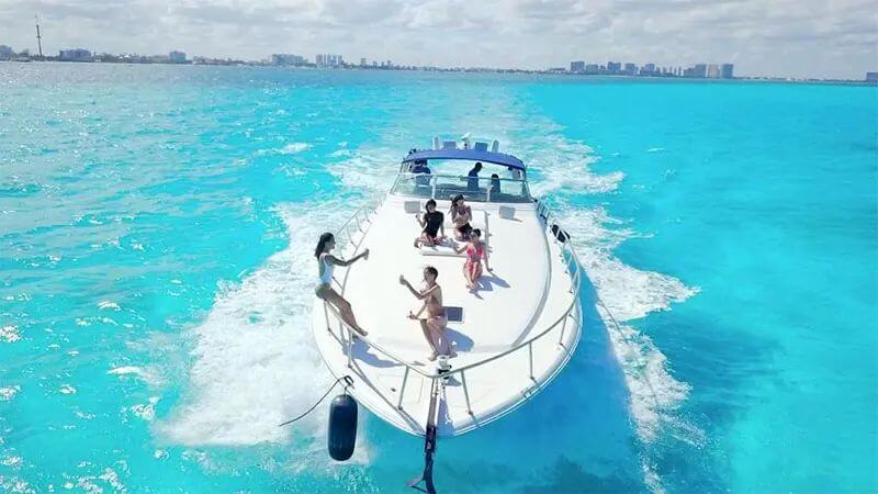 Área de descanso en cubierta del yate para 20 pasajeros