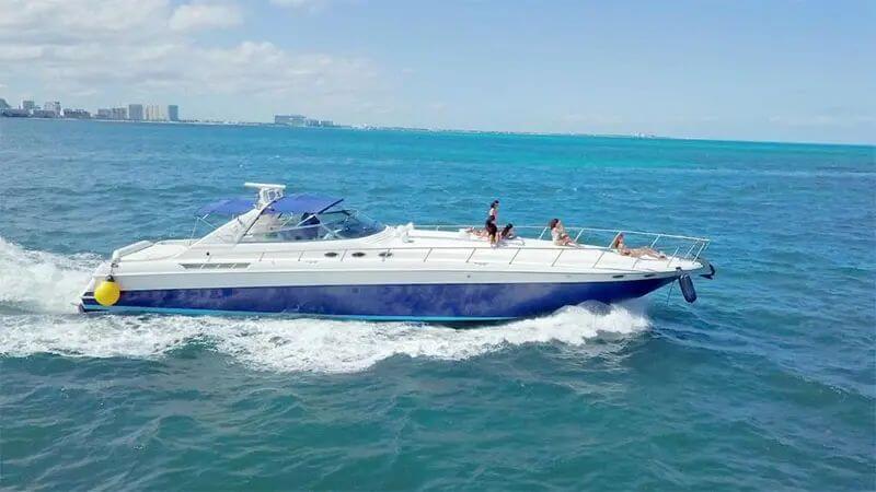 Yate de lujo anclado en aguas turquesa del Caribe mexicano