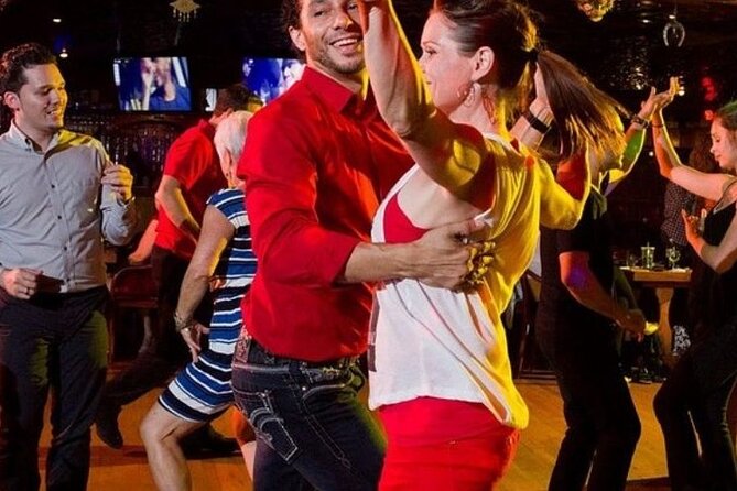 Pareja bailando en una clase privada de salsa y bachata en Playa del Carmen