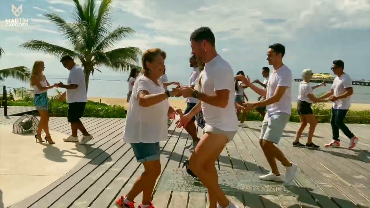 Grupo de huéspedes bailando bachata en Playa del Carmen