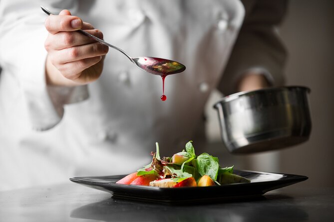 Chef privado emplatando una cena gourmet en Casa Corazón, villa de lujo en Playa del Carmen