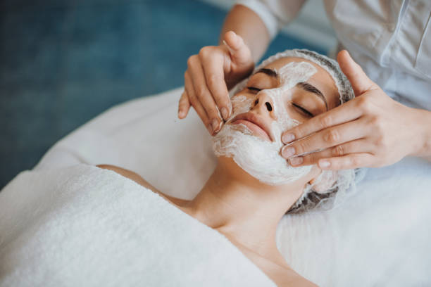 Tratamiento facial profesional en el spa a domicilio de la villa