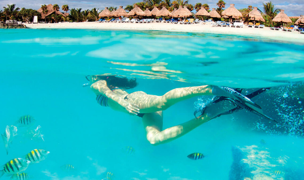Playa de arena blanca y mar turquesa en Playacar, Playa del Carmen