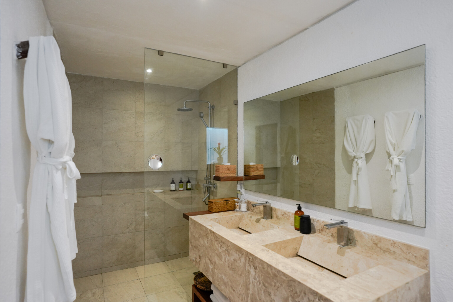 Interior sereno de Casa Corazón, villa de lujo en Playacar