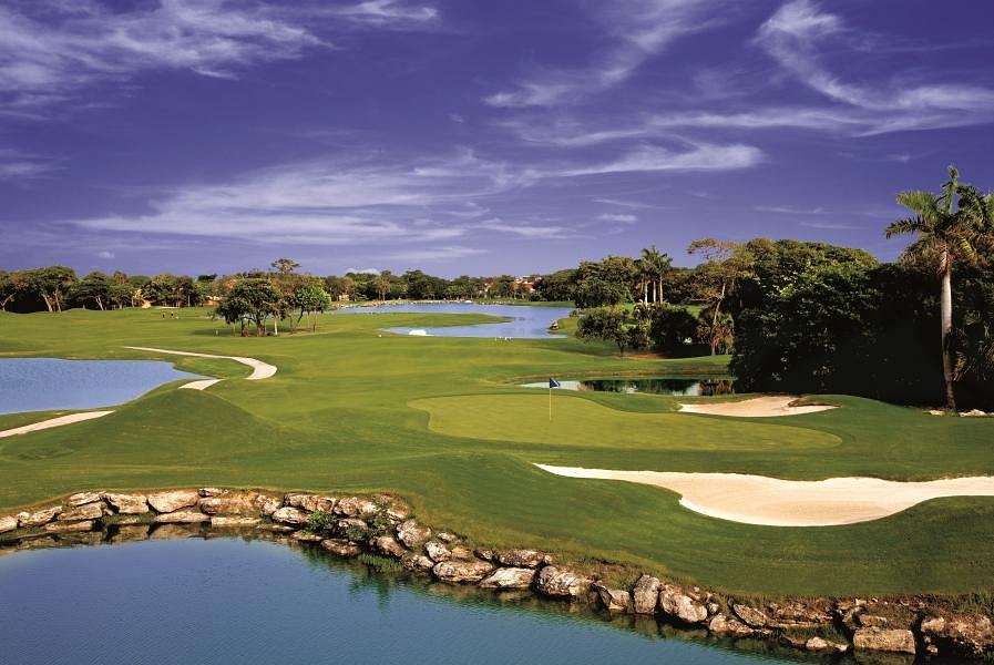 Campo de golf Hard Rock Playacar rodeado de selva tropical